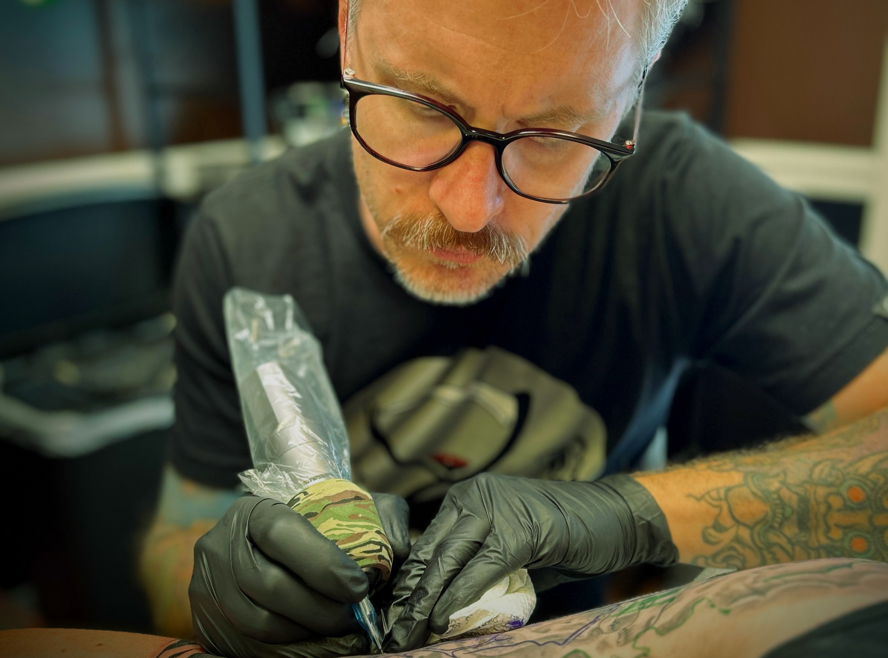 Capa com tatuagem artística
